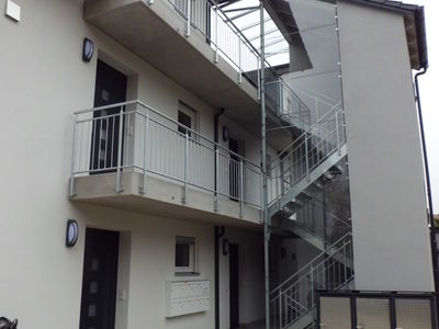 Balkonanlage mit Treppenhaus aus verzinktem Stahl