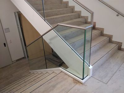 Treppengeländer mit Glasfüllung und extra Handlauf